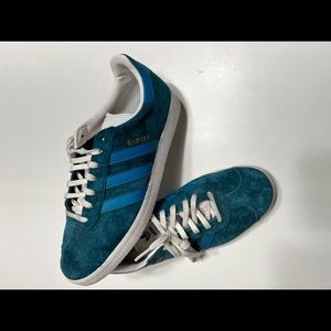 ADDIDAS LIGHT WEIGHT SLIGHTLY USED TENNIS SHOES